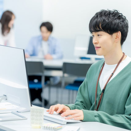 オフィスでパソコンに向かうスタッフ