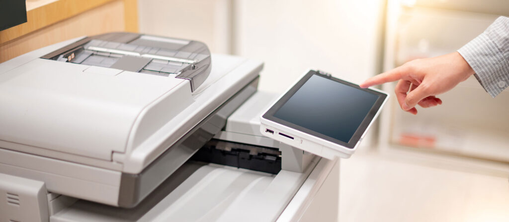 オフィスでコピー機を操作する人の手元写真