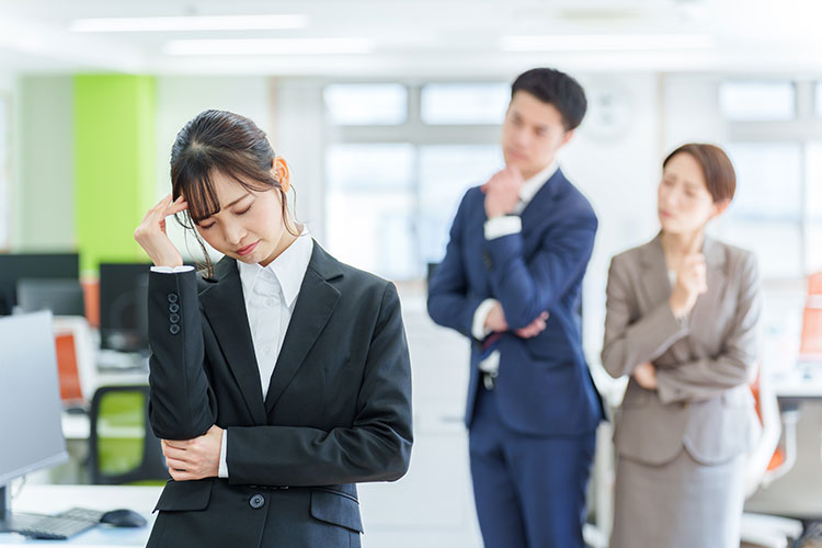 オフィスで悩む女性の写真