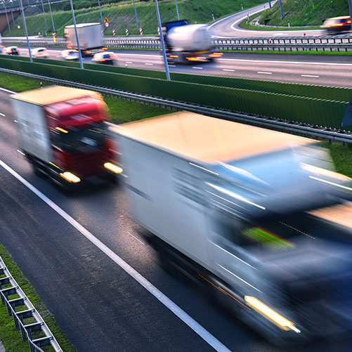 道路を走る運送のトラック