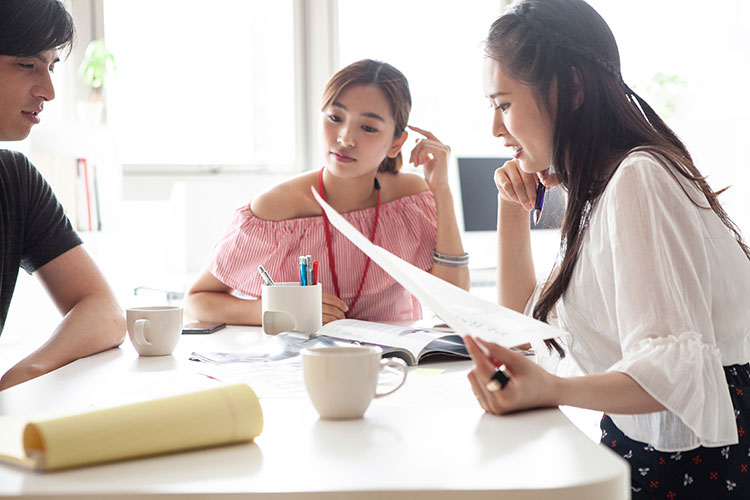 ミーティング中のオフィスの風景