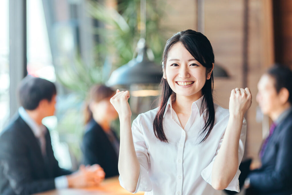 オフィスで笑顔の女性スタッフの写真