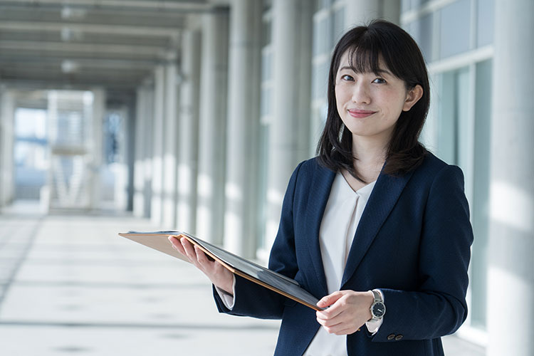 営業担当の女性の写真