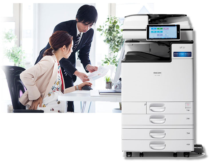 RICOH リコーカラー複合機 IMC5500とオフィスのイメージ写真