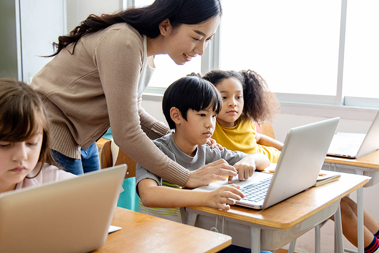 小学校の授業風景の写真
