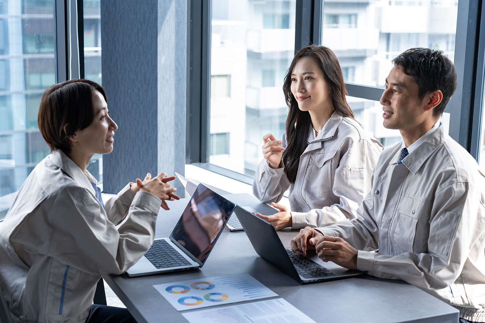 オフィスで能登ブックパソコンを使って打ち合わせをしているスタッフのイメージ写真