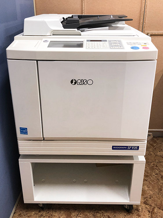 リソーの中古印刷機。正面からの写真