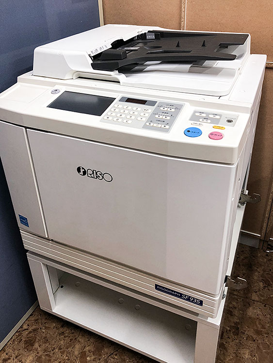 リソーの中古印刷機。斜め上からの写真。