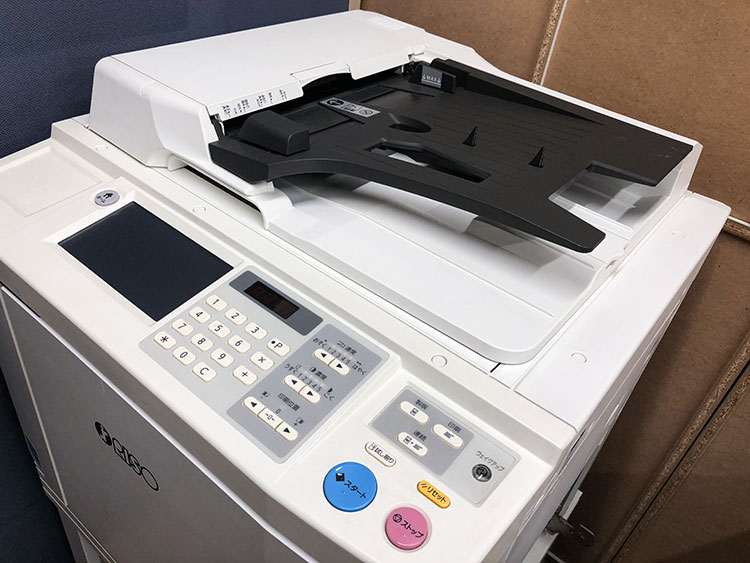 リソーの中古印刷機。上からの写真。