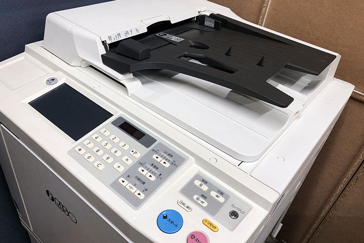 リソーの中古印刷機。上からの写真。